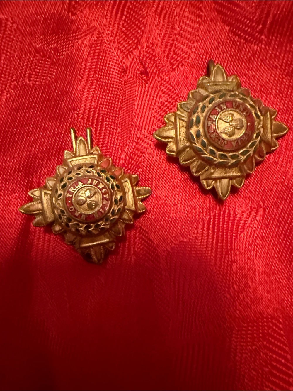 WW2  army pin Gold-Tone  in Red